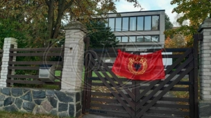 Zastava OVK na ambasadi Srbije